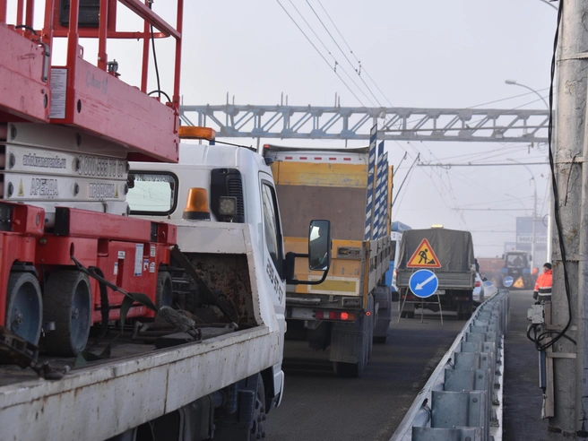 Утром 15 октября на мосту наблюдалось интенсивное движение | Источник: Фото: Рихарда Лем / NGS.RU