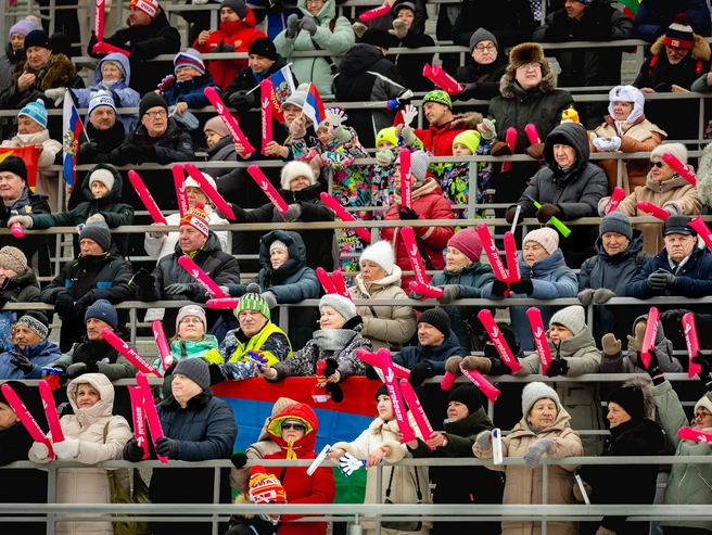 Болельщики поддерживают спортсменов на трассе. | Источник: Дмитрий Гостев