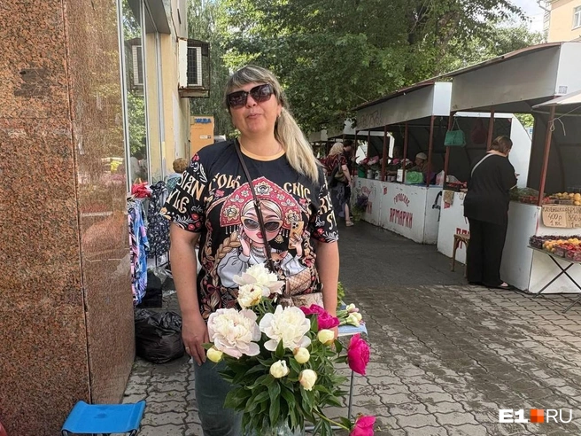 Летом по утрам Ольга одевается в русском стиле и выходит торговать дарами природы | Источник: Ксения Мельникова / E1.RU