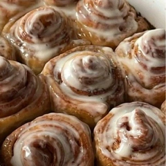 Рецепт классических синнабонов от Хейли Бибер: наполнят ваш дом ароматом ванили и корицы