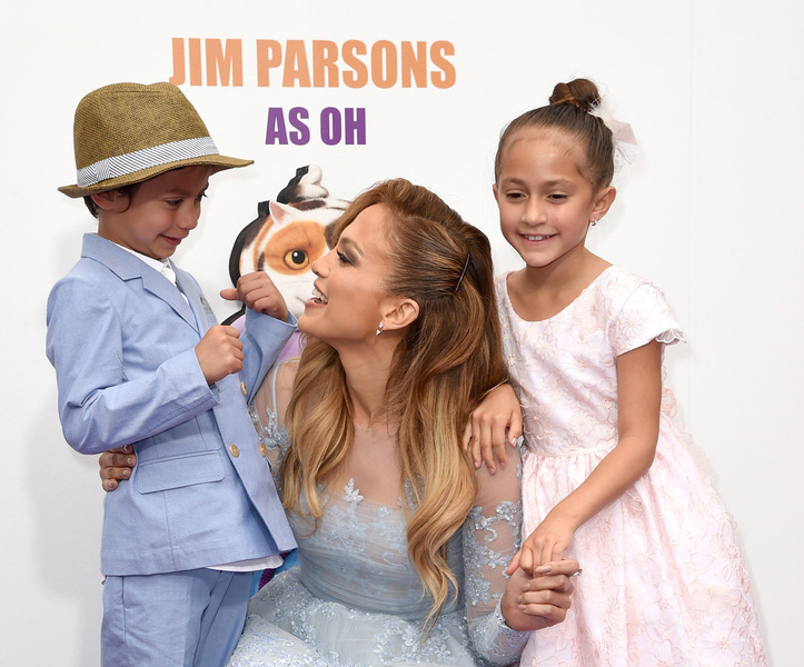 Дженнифер с детьми на премьере мультфильма «Дом»