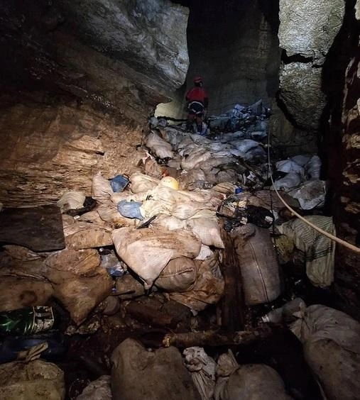 Доставать мусор из пещеры куда сложней, чем его было скидывать  | Источник: sochigeograf/t.me
