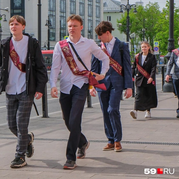 Выпусники гуляют по городу | Источник: Тимофей Калмаков / 59.RU