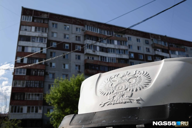 Во дворах припаркованы автомобили и газели | Источник: Евгений Софийчук / NGS55.RU