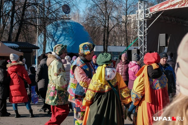 Яркие наряды виднелись издалека