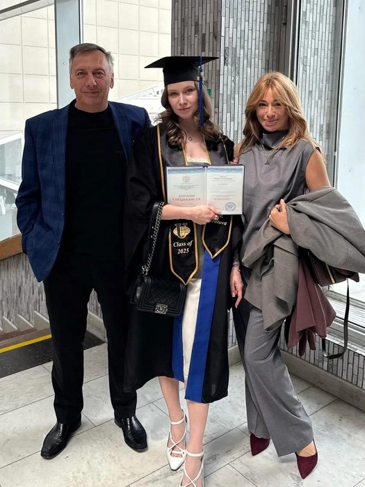 Сегодня дочь Алены Ксения — дипломированный врач | Источник: neapina / Instagram (экстремистская организация, деятельность запрещена на территории РФ)