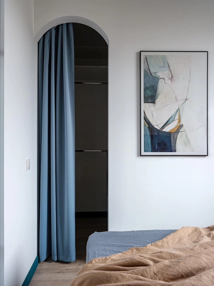 Винтажные плафоны и межкомнатные окна: квартира 37 м&sup2; в Москве