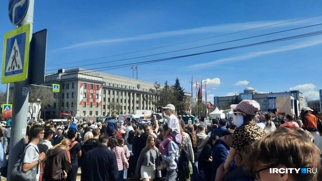 Люди приходят на парад семьями | Источник: «ИрСити»