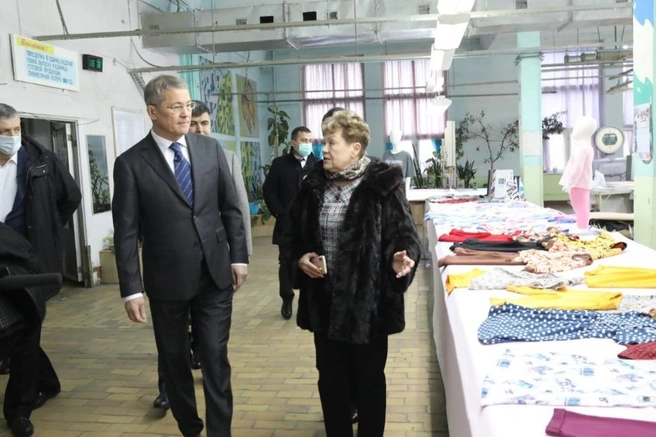 Дина Емельянова с главой Башкирии | Источник: Glavard.ru