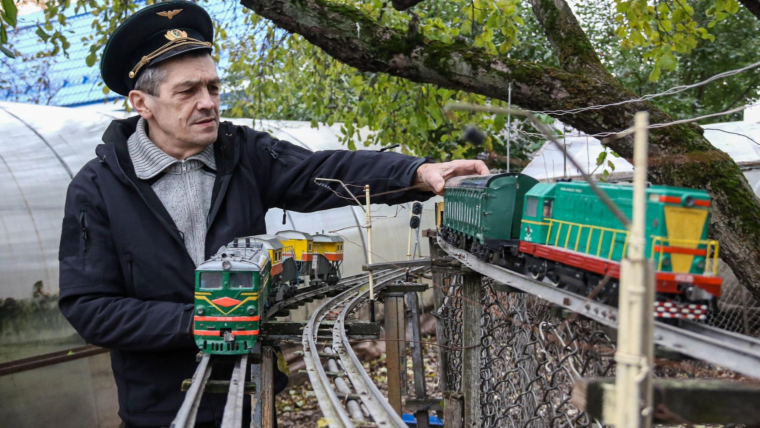 «Сапсан» в огороде. Машинист построил во дворе железную дорогу с поездами — есть даже тепловоз из «Вокзала для двоих»