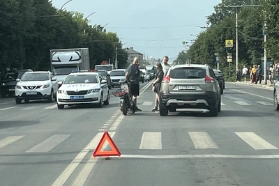 В Рязани столкнулись автомобиль и скутер, выезжала скорая