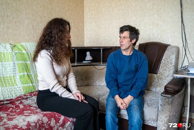 Иван похож на большого ребенка. Он не разбирается в юридических вопросах из-за своего непростого диагноза  | Источник: Илья Чикотин / 72.RU