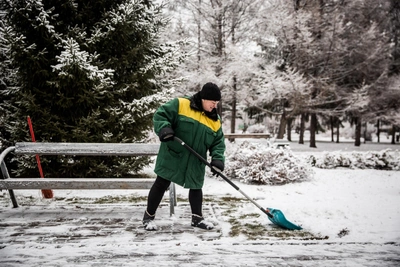 Из-за снежной зимы в Новосибирске выросли зарплаты в ЖКХ