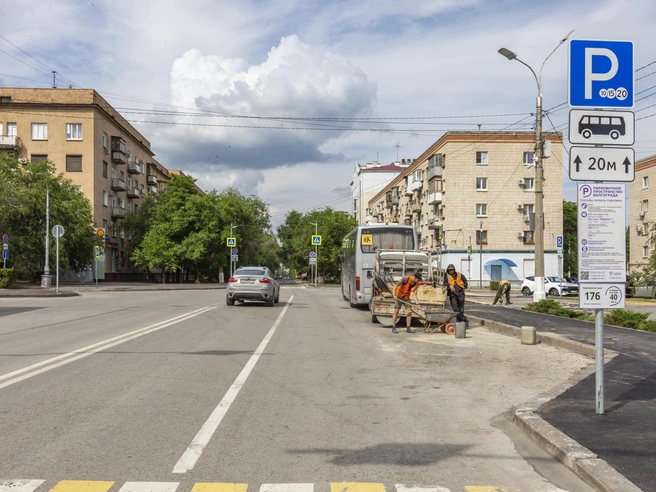 Уничтожение бесплатных парковочных карманов на центральных улицах продолжается полным ходом. | Источник: Константин Завриков / V1.RU