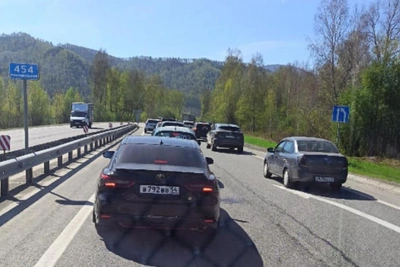 «Всех с Первомаем»: новосибирцы застряли в пробках на Алтае