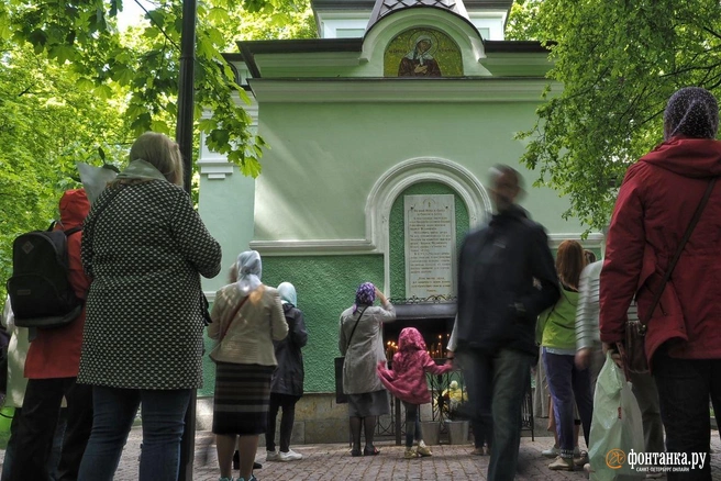 Петербуржцы в день памяти Ксении Петербургской пришли на Смоленское кладбище просить чуда | Источник: Михаил Огнев / «Фонтанка.ру»