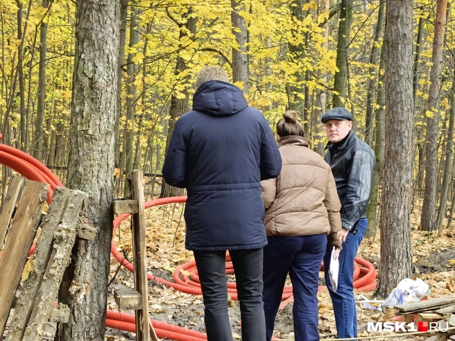 Филонова уходит от активистов | Источник: Дмитрий Бондарев / MSK1.RU