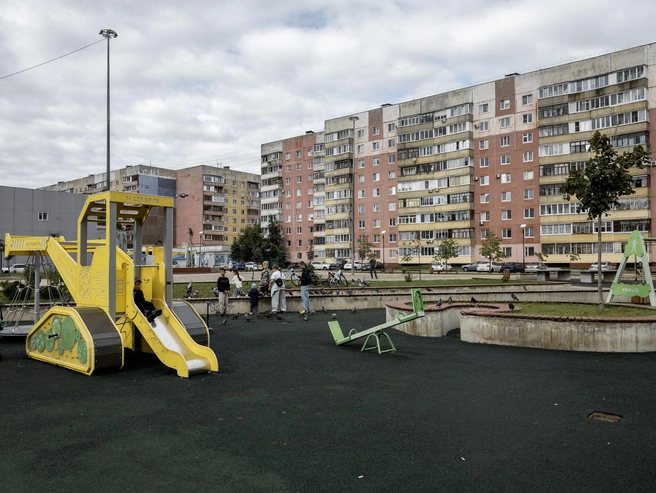 Юным посетителям нравится проводить время в сквере | Источник: Александр Куренной / 76.RU