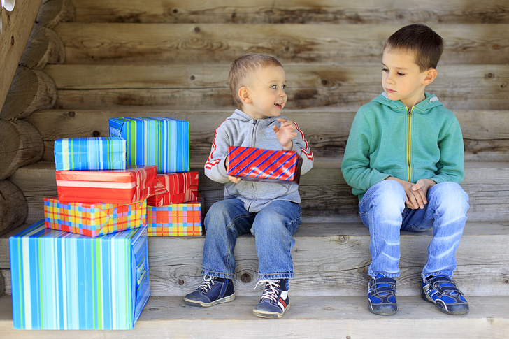 Что делать, если ребенок пытается забрать подарки у других детей