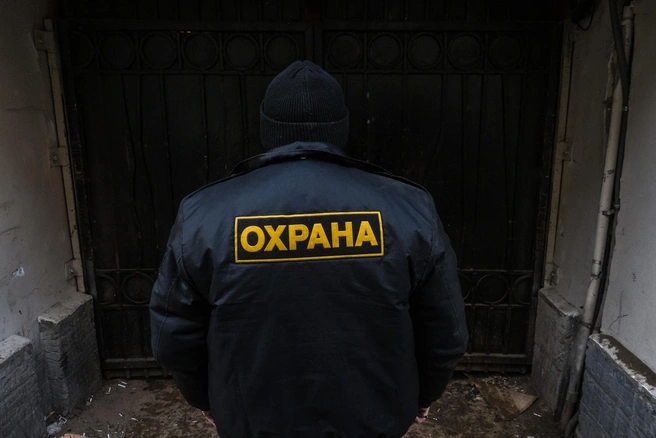 Охранник, устроивший пальбу во дворе школы в Петербурге, получил условный срок | Источник: Михаил Огнев / FONTANKA.RU