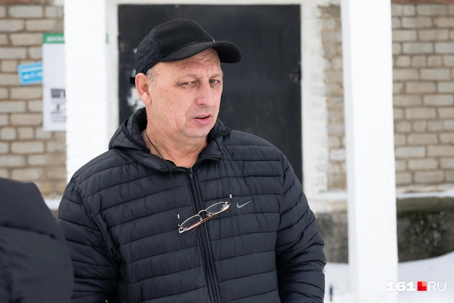 Михаил жалуется на отсутствие воды в доме на Базарной в Гуково | Источник: Евгений Вдовин / 161.RU