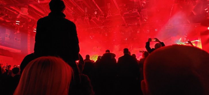 В Екатеринбурге зрители заплатили за VIP-места на концерт Scorpions, а их посадили лицом к стенке (фото)
