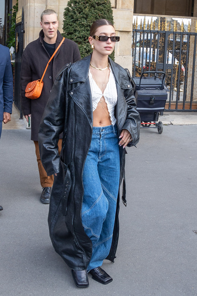 С чем носить джинсы весной 2022, чтобы быть в тренде: показывает Хейли Бибер