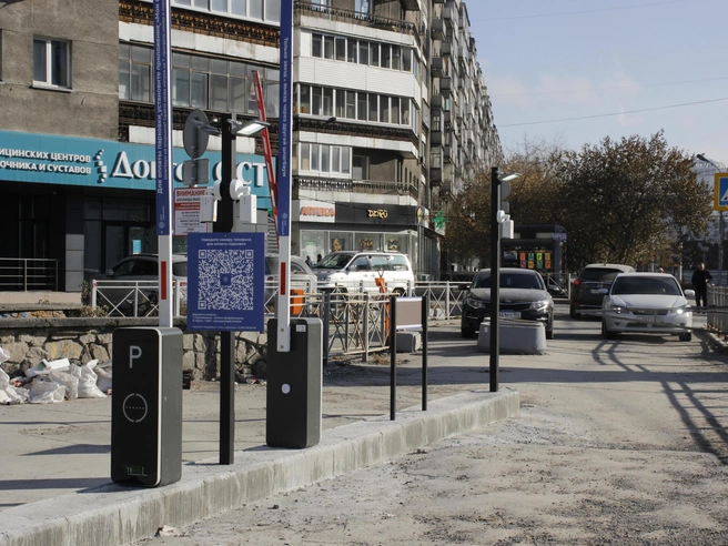 Оборудование на въезде выглядит полностью готовым к работе.