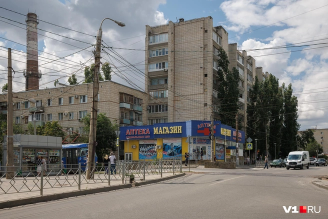 Этот перекресток, пожалуй, один из самых узнаваемых: за спиной больница № 7, впереди — Вторая продольная | Источник: Алексей Волхонский / V1.RU