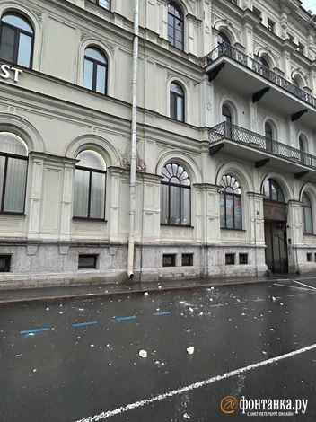 Элементы фасада обвалились на почти 200-летнем здании в центре Петербурга | Источник: читатель «Фонтанки»