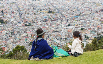 Жители Эквадора любуются видом на столицу страны