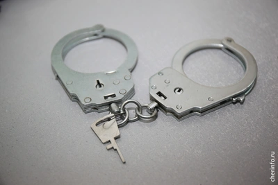 Буйных посетителей бара в Череповце увезли в полицию