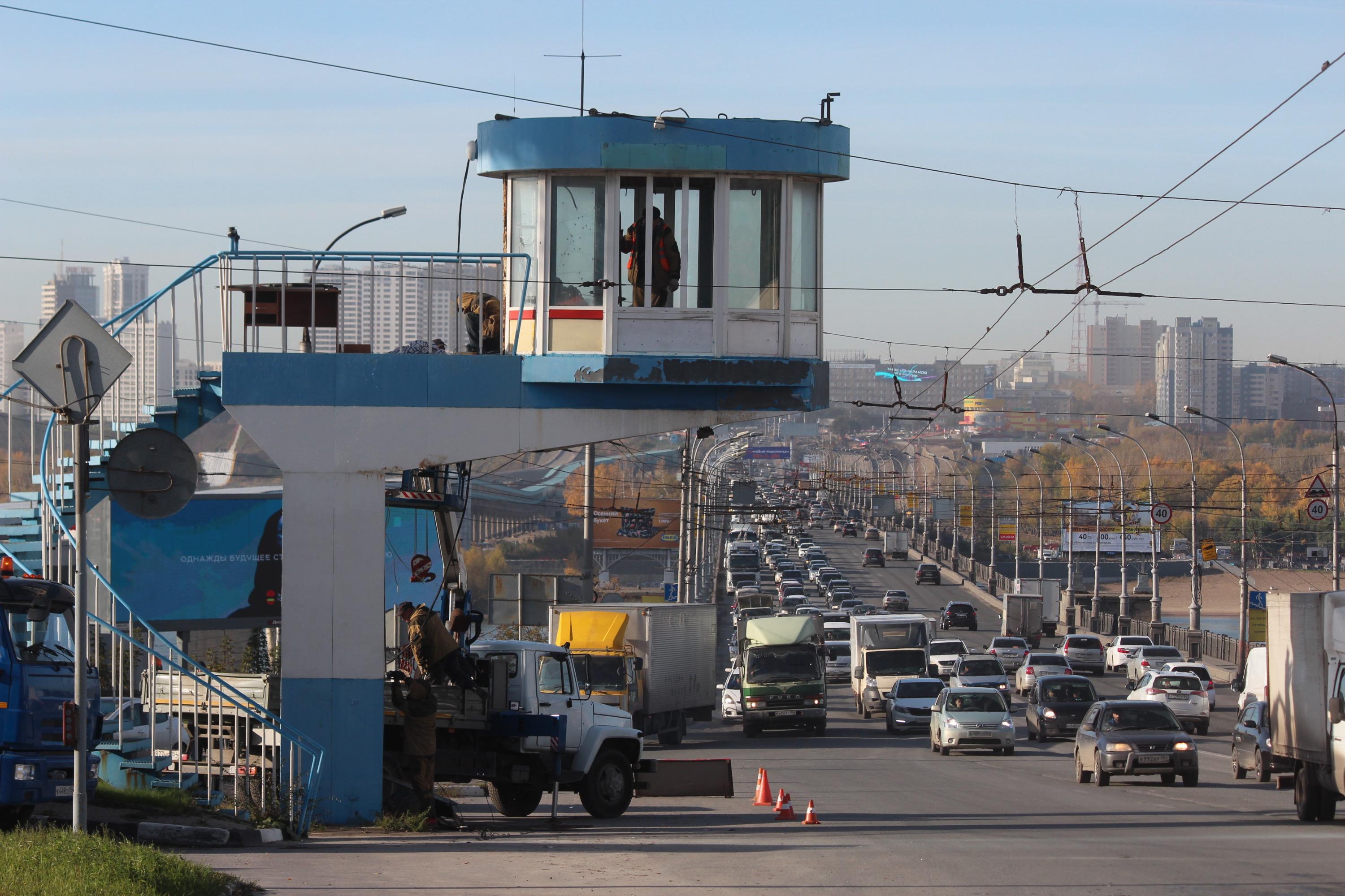 В Новосибирске на Октябрьском мосту демонтируют пост ДПС — 30.09.2020 - 30  сентября 2020 - НГС.ру