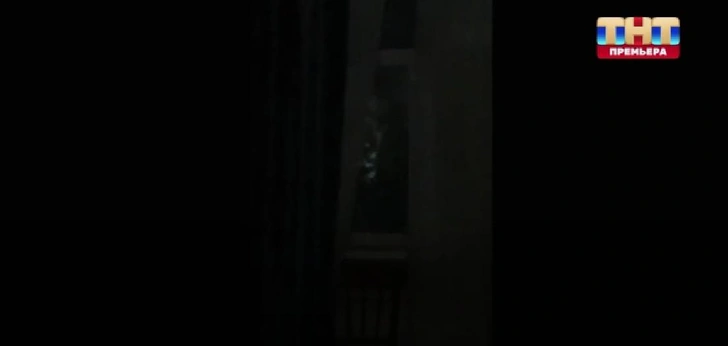 В темноте окна можно рассмотреть жуткое лицо