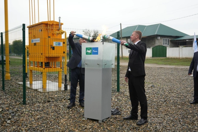 Чиновники для «картинки» подожгли факелы от отдельного баллона | Источник: Алексей Передереев / 93.RU