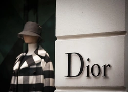 Dior в Китае незаконно передавал данные клиентов: обнародованы имена, траты и адреса