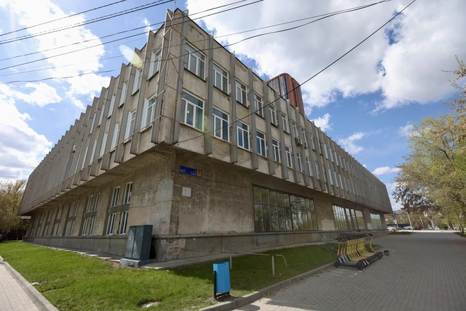 Скорее всего, представители судейского корпуса займут крыло здания вдоль улицы Красная  | Источник: Наталья Лапцевич / 74.RU