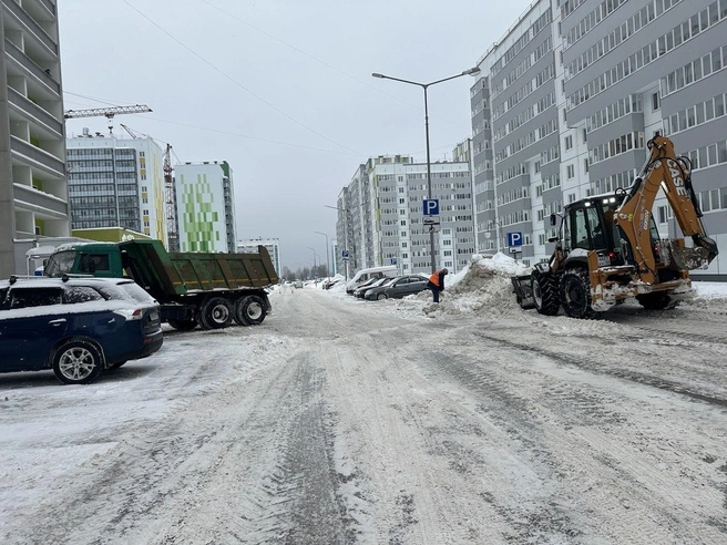 Это фото тоже от 9 января. В кадре работает уборочная техника | Источник: «СтройПанельКомплект»