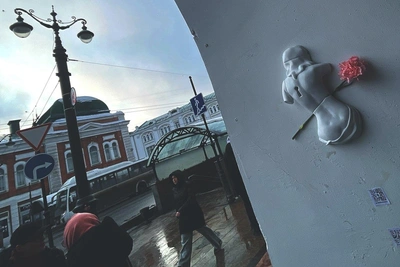 Омский художник представил горельеф о женской красоте