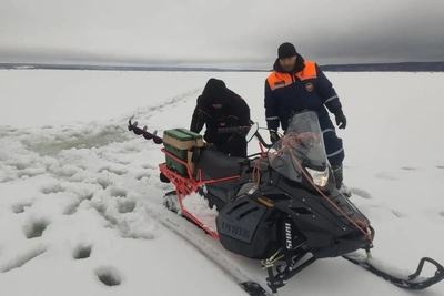 Рыбака на снегоходе спасли на льду Сурского водохранилища