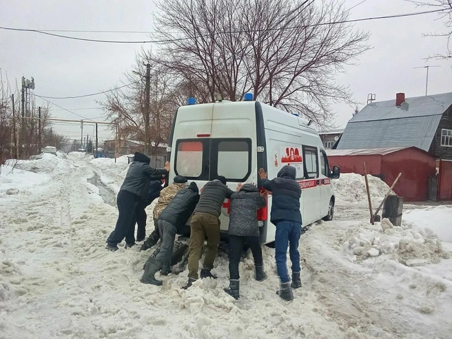 В Калининском районе пришлось выталкивать скорую | Источник: Наталья К.