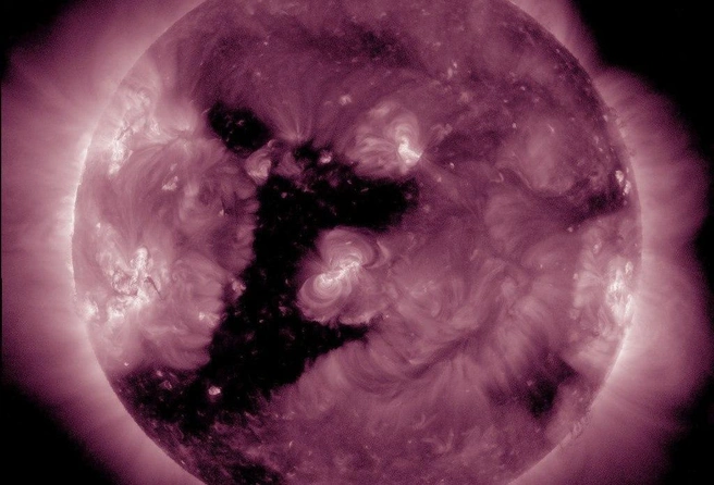 Астрономы показали дыру на Солнце в 78 раз больше Земли и рассказали, когда станет меньше северных сияний | Источник: телеграм-канал лаборатории солнечной астрономии ИКИ РАН