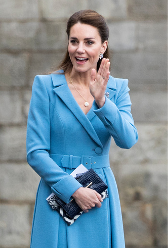 Фото №23 - Клетка, джинсы и костюмы: все наряды герцогини Кейт в туре по Шотландии