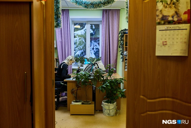 В помещении станции ощущение, что ты находишься очень далеко от цивилизации, только крепнет: за окнами видно не соседние дома, а только елки | Источник: Александр Ощепков / NGS.RU