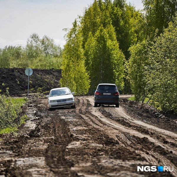 До начала строительства дорога была заасфальтирована — большегрузы разгромили покрытие | Источник: Александр Ощепков / NGS.RU