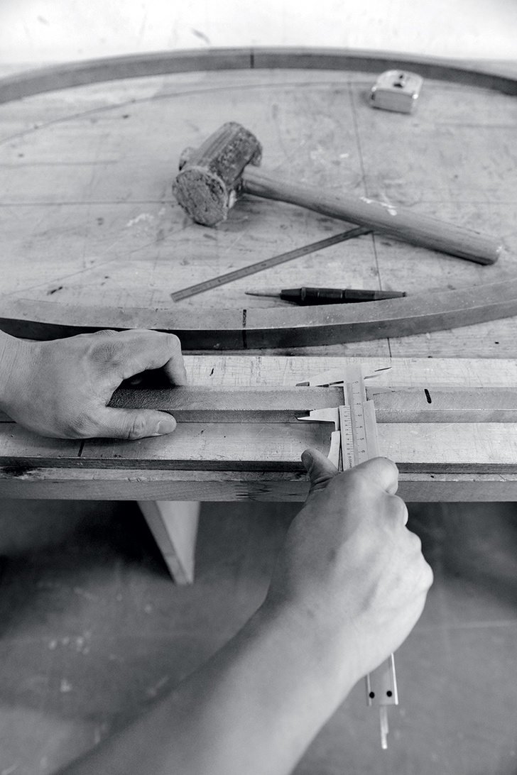 Процесс обработки металла в парижских мастерских Christian Liaigre.