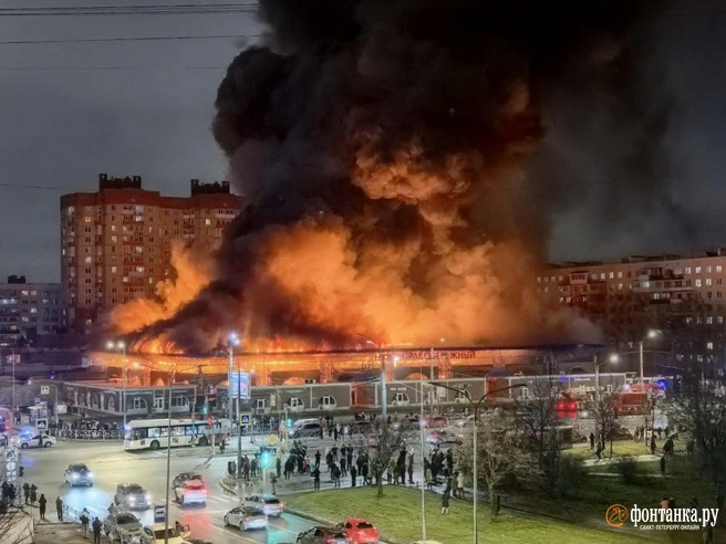 Споры с городом, пожарные проверки и «Интердевочка». Чем известен догорающий Правобережный рынок | Источник: читатель «Фонтанки»
