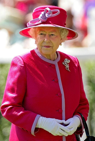 Делайте ставки, господа: шляпки Королевы на Royal Ascot