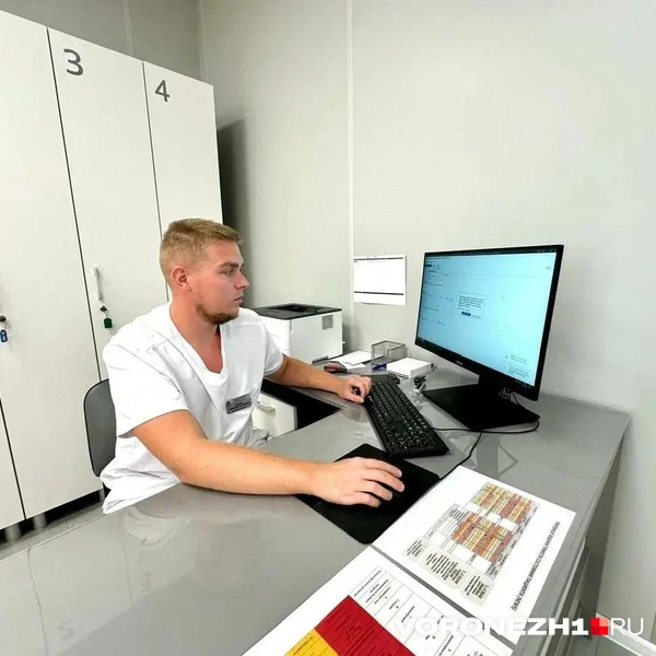Анамнез пациента врач кареты скорой забивает в единую систему, все данные к приезду больного уже видит врач отделения стационарной скорой помощи | Источник: Елена Иванова/voronezh1.ru