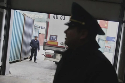 Опасные бактерии нашли в копченой камбале в Приморье